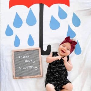 DIY BABY MILESTONE PHOTO AT HOME_ APRIL, baby monthly pictures idea with letterboard and blanket, baby milestones, creative newborn baby photo ideas at home for spring, #babyphoto, #babyphotos, #babymilestone, #babymilestones, #athomebabyphoto, #diybabyphoto, letter board april photo idea for baby milestones in april or spring month